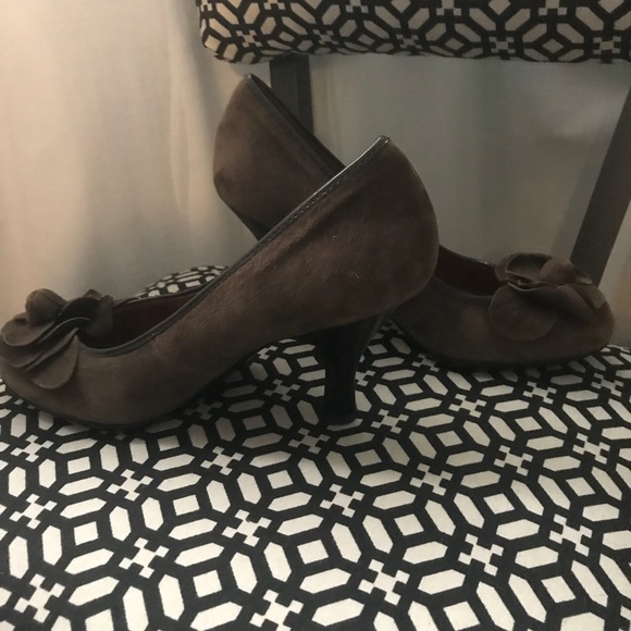 Chocolate suede sofft brand pumps - Picture 3 of 5